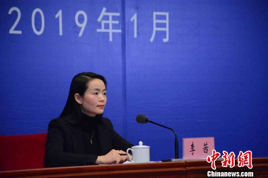 图为中共云南省委宣传部副部长、省政府新闻办主任李茜主持记者会。 钟欣 摄