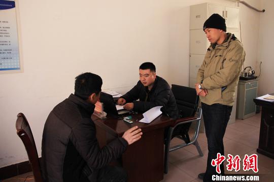 图为警方开展询问调查。开远铁路公安处提供