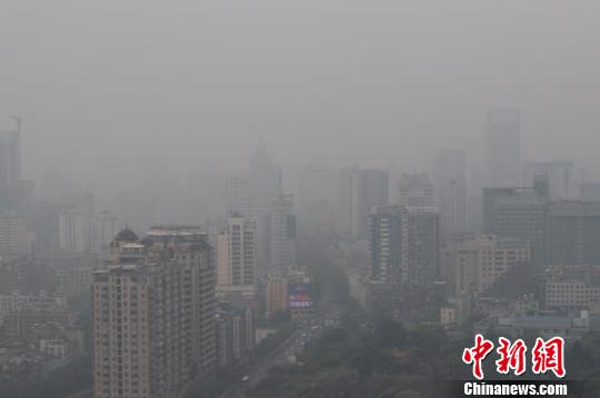 图为1日的昆明上空。 刘冉阳 摄