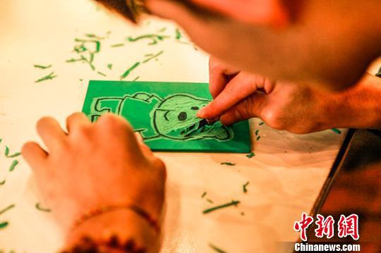 图为两岸师生体验绝版木刻。普洱太阳河森林公园供图