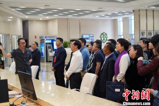 图为代表在云南省高级人民法院视察 杜潇潇 摄