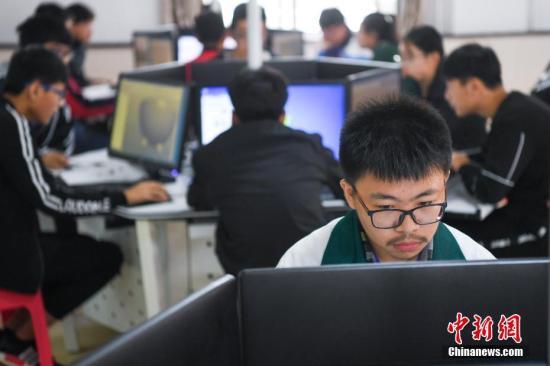 资料图:中等职业学校学生操作计算机。武俊杰 摄