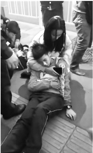 杨昆娥救治昏倒男孩的温暖瞬间 视频截图