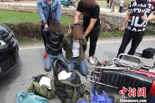 图为犯罪嫌疑人与被缴获毒品。 钟欣 摄