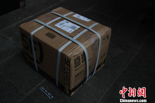 图为查获的可疑包裹 丁银 摄
