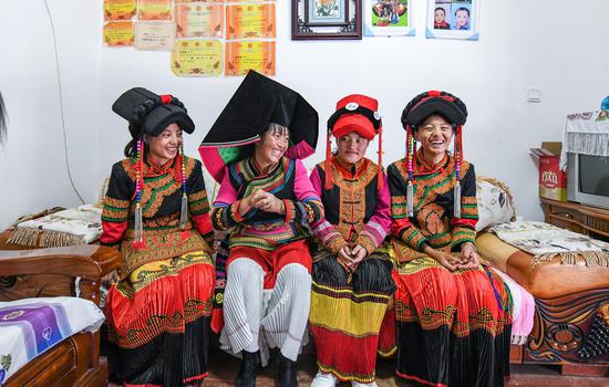 沈学花(右一)三姐妹和妈妈