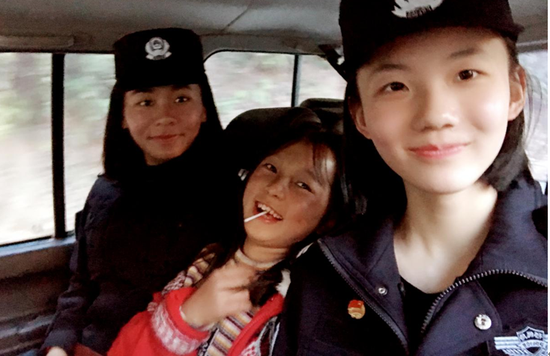 民警送女孩回家