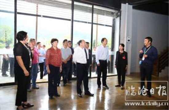 省委副书记李秀领在临翔区电子商务中心听取电子商务扶贫情况介绍