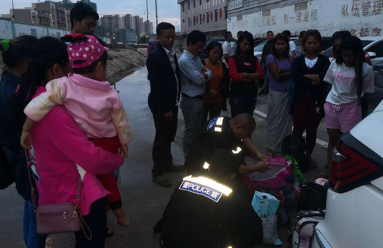 办案民警连夜核查缅籍人员信息身份