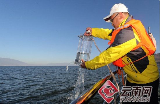 洱海水质监测技术人员在监测船上对洱海水质进行取样。记者 杨峥 摄