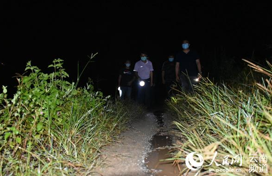 夜晚,巡边队伍在边境沿边道路上巡查。(张帅 摄)