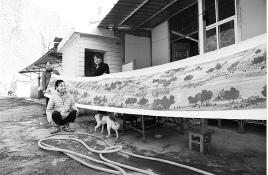 罗芹美蹲在她的“作品”前很有成就感