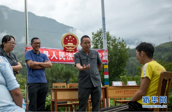 贡山县人民法院法官邓兴与同事们在丙中洛镇进行现场调解(8月30日摄)。新华社记者 江文耀 摄