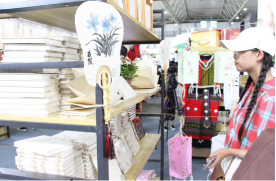 市民参观构皮手工造纸成品