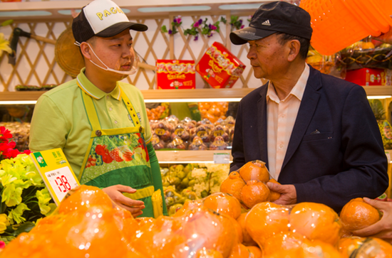 顾客在挑选水果