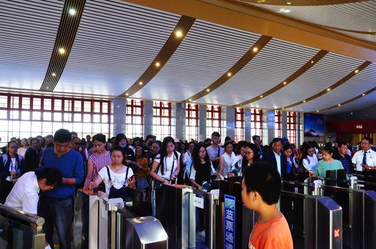旅客在楚雄站有序排队检票进站乘车。郭婧 摄