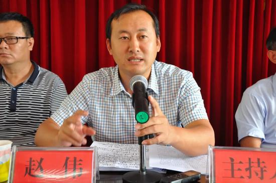 ▲副县长赵伟主持会议并讲话