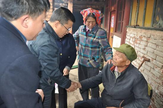 ▲慰问老军人白汝林
