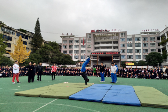 (体育冠军在扎西小学指导青年学生进行标准化训练)