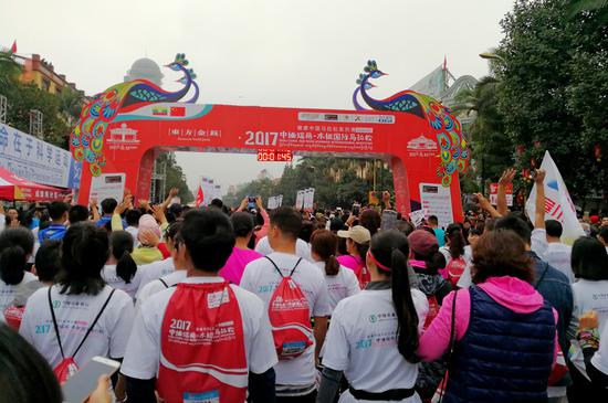 2018“一马跑两国”中国瑞丽——缅甸木姐国际马拉松赛况(菜尾蝗 摄)