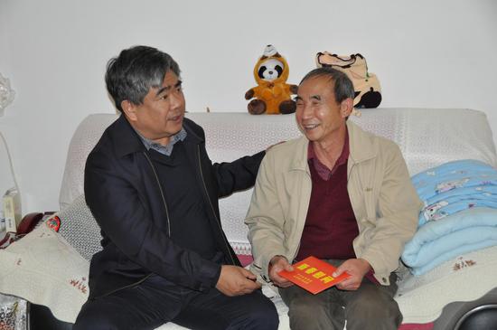 看望慰问困难劳模李自寿