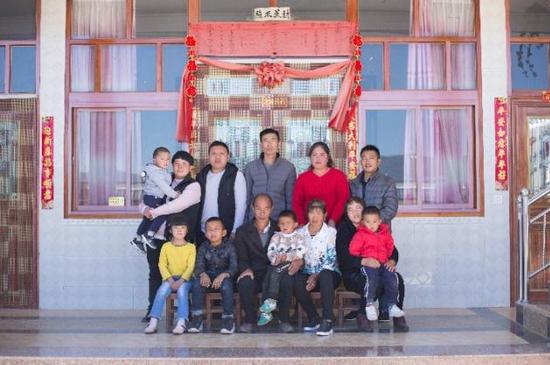 云南省施甸县兴华村村民杨德茂(前排左三)一家的“全家福”2月7日摄。新华社发杨董清摄