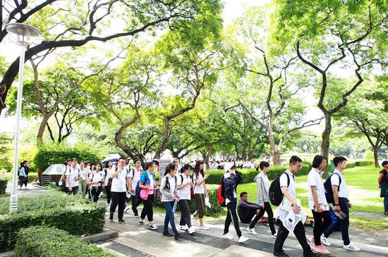 环亚国际教育TOP5泰国前五名校预科班学生参观朱大校园
