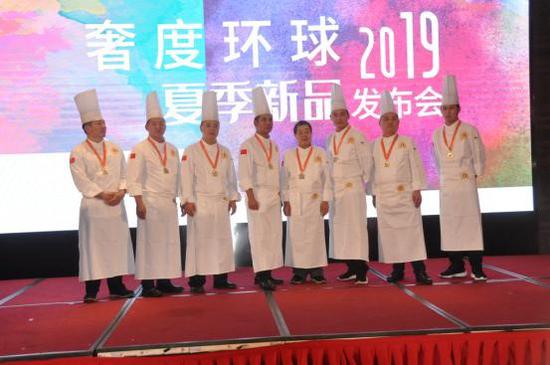 世界华人御厨罗耀才先生(左起第五位)携多家五星酒店行政总厨到场祝贺