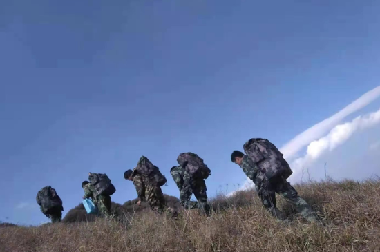 沉重的行囊艰难的路