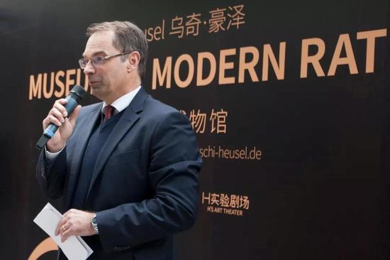 迪岑巴赫市副市长迪特·朗格在画展开幕式上致答谢词