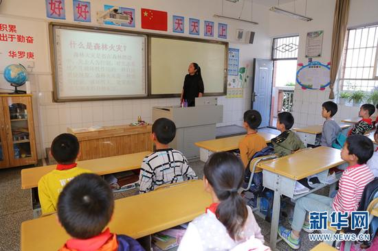 云南省加强森林防火宣传教育。新华网 罗春明 摄