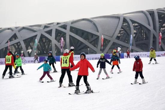 小朋友在教练的带领下在“鸟巢”附场滑雪场滑雪。鞠焕宗摄