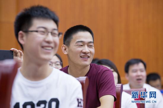 现场观众被汪同三的发言吸引。记者 李林摄