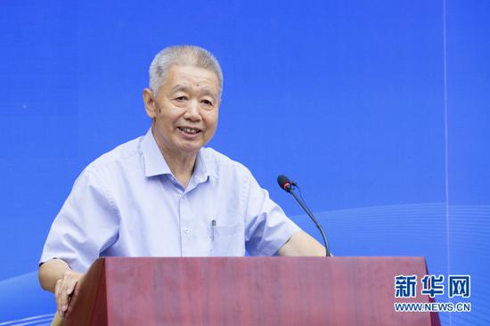 汪同三登台发言。记者 李林摄