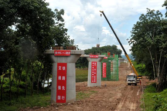 老铁路国内段第一长桥——玉磨铁路橄榄坝特大桥最后一个桥墩浇筑混凝土现场。李军涛摄影
