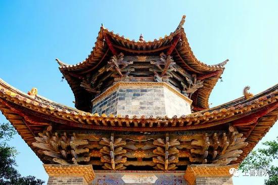 ▲双龙桥上精美的木结构建筑