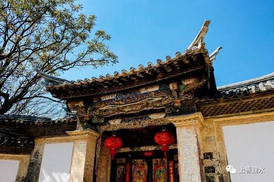 ▲云南的天总是那么蓝,把这建筑衬托得越发耀眼起来