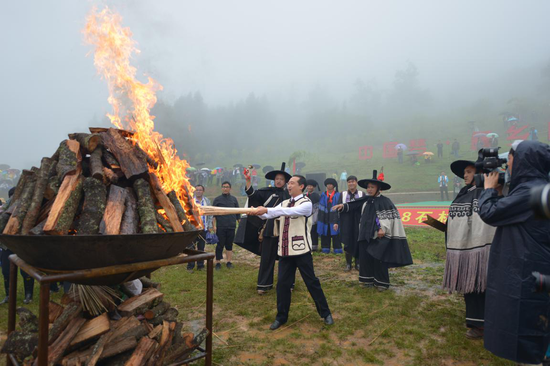 普建勇县长点燃今年火把节第一把“火”