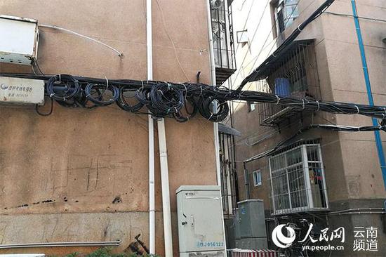 以前乱麻麻的线变得有序了。(李发兴 摄)