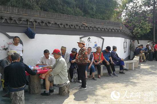 微改造后,居民的公共活动空间变大了。(李发兴 摄)