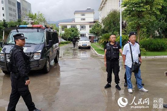 警方抓获老赖 供图