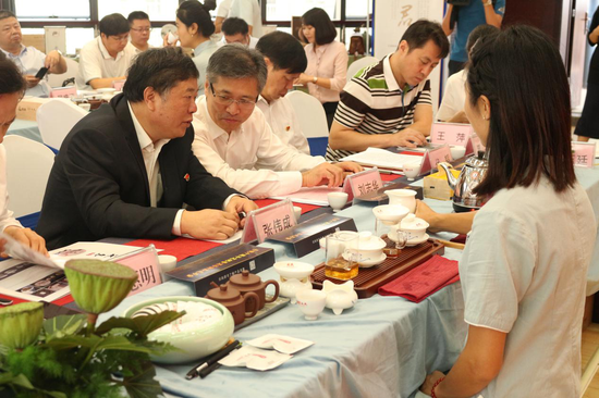 嘉宾现场品茗