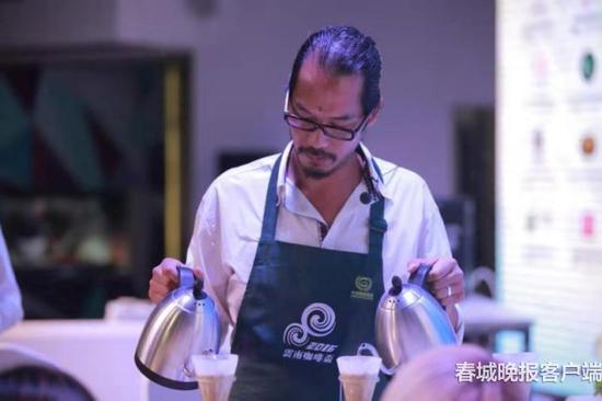 图为2017年云南咖啡杯冲煮大赛现场(资料图)