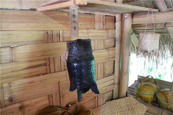第三天一大早,大V们走进环境清幽、民风淳朴的河西村那永组,体验这里的竹编技艺。竹编这一古老的民族民间技艺在那永有着300多年的悠久历史,与当地村民的生产生活和民俗文化密不可分,家家户户掌握竹编技艺,至今仍有45户人家常年从事竹编工艺制作,因此,那永也有“竹艺风情村”的美誉。经一代又一代那永艺人创新,目前,那永竹编可以编出笋帽、甄子、饭盒、挎箩、篾桌、篾凳、篾箩、糖果盘、酒杯、茶杯、抽纸盒、垃圾桶、烟灰缸、灯笼等20多种用具。