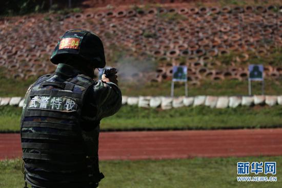 特战队员正在进行手枪快速射击训练。 梁维 摄
