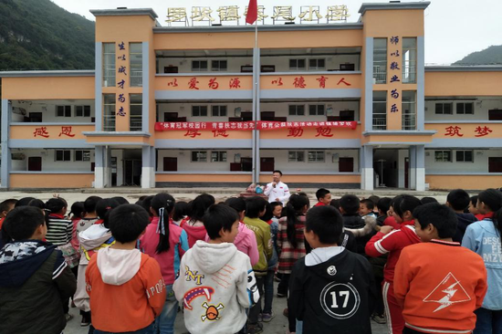 (体育冠军走进农村小学)