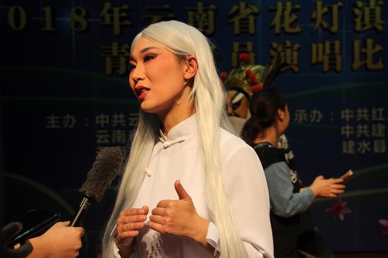 云南省花灯滇剧艺术周青年演员演唱比赛花灯组第一名张晨辉接受记者采访