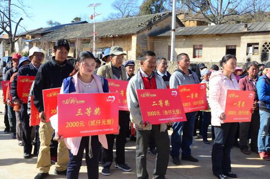 对增收致富、环境卫生整治、综合素质改变较大的贫困户进行奖励