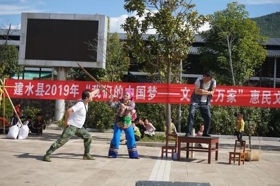 彝族花灯小戏《暗访》