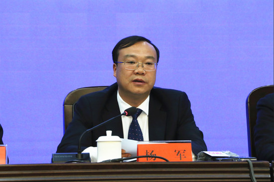 保山市委副书记、市人民政府市长杨军作新闻发布(王娅男/摄)